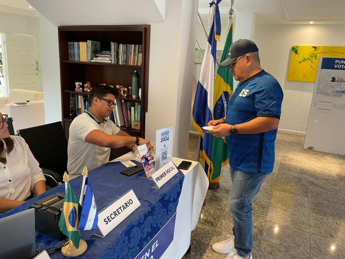 Salvadoreños en Suramérica inician votación bajo la modalidad electrónica presencial