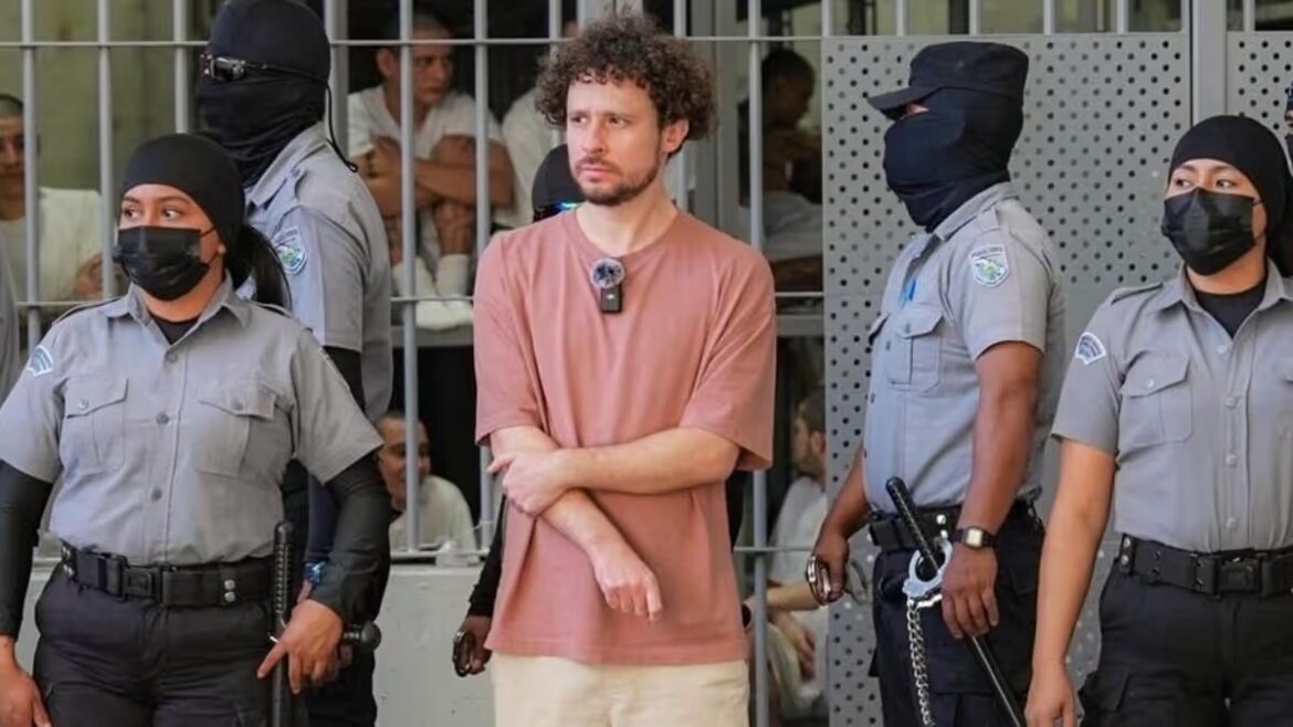 Luisito Comunica ingresa al Centro de Confinamiento del Terrorismo, CECOT