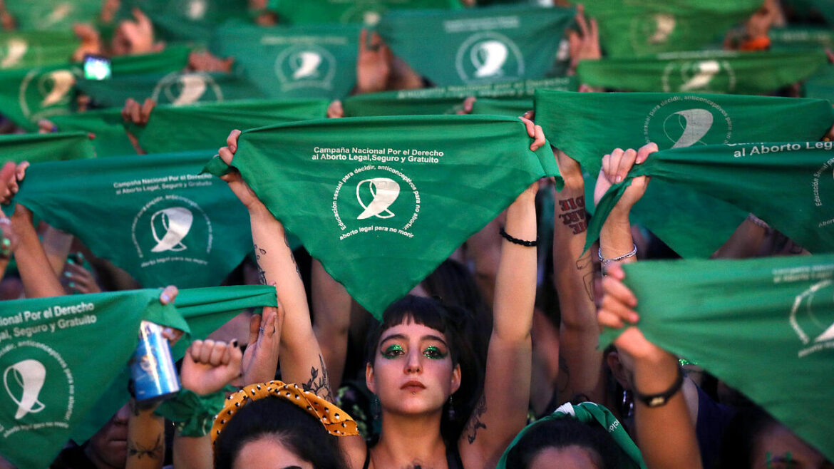 El partido político La Libertad Avanza del presidente Milei, presentó un proyecto para derogar el aborto legal en Argentina