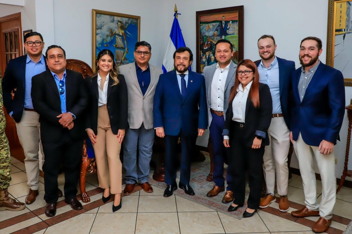 Ulloa se reúne con delegación de Carolina del Norte