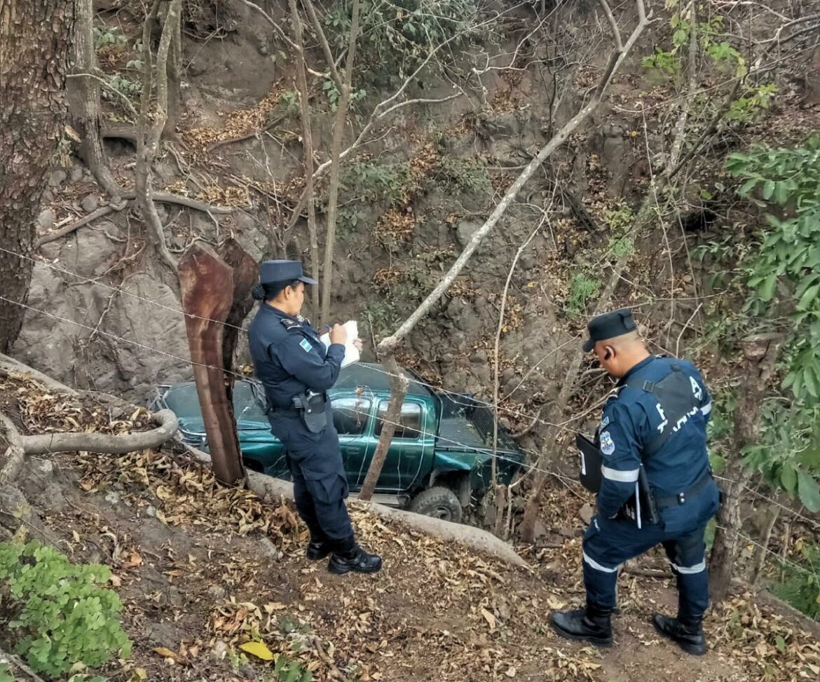 Pick up cayó en una quebrada de Morazán, una persona murió