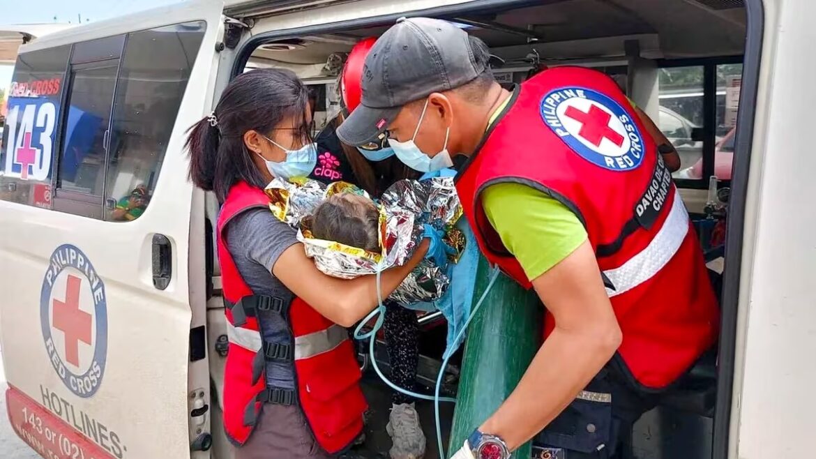 Rescataron a un bebé y a una niña de tres años tras tres días atrapados por un alud, en Filipinas