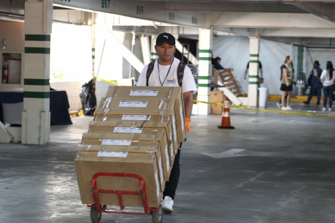 TSE recibe los últimos paquetes electorales de elección presidencial