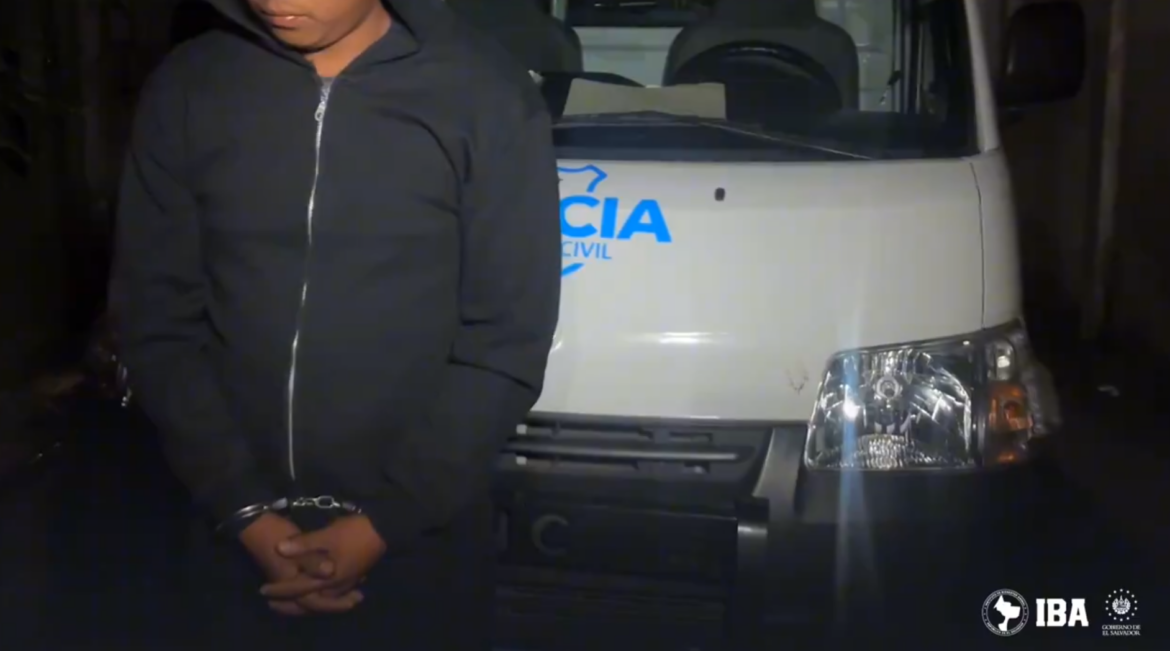 Sujeto es capturado por maltrato animal, mantenía a dos perros que había “rescatado” atados y sin alimento