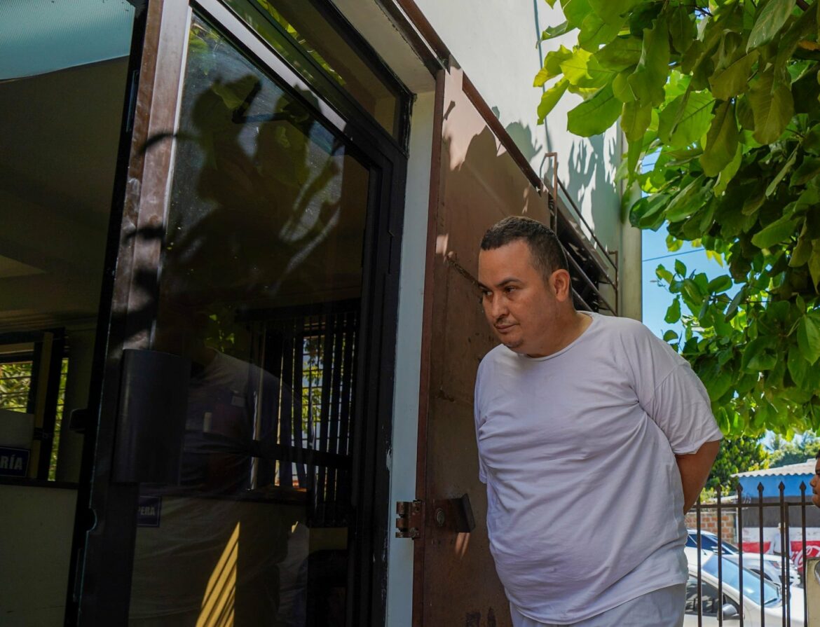 Seguirá detenido hombre que intentó burlar las autoridades salvadoreñas con droga oculta en sus maletas de viaje