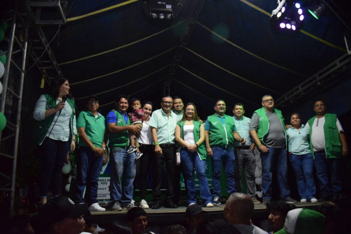 Con el acompañamiento de la población el candidato a alcalde de Sonsonate Centro por el PDC, Roberto Aquino, lanzó la campaña electoral