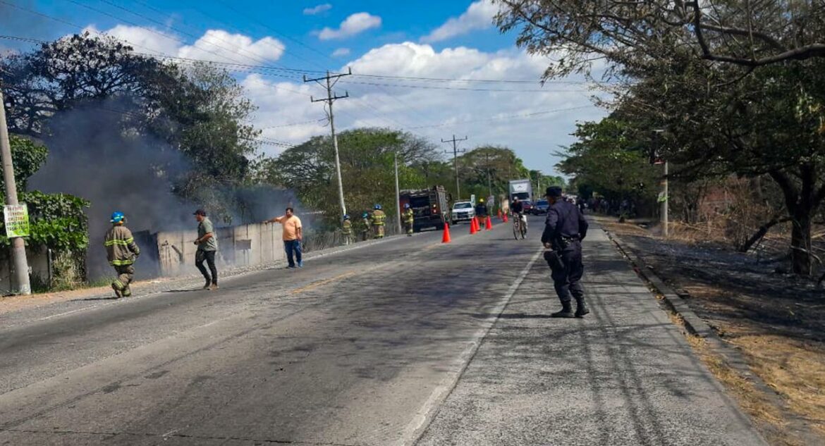 Fuerte incendio en una chatarrera ubicada en carretera Litoral, Zacatecoluca