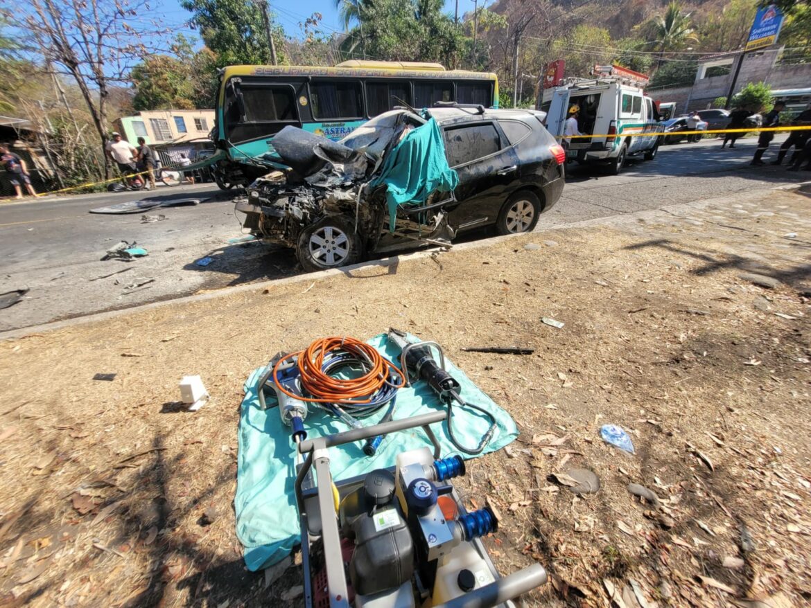 Una persona fallecida y varios lesionados en aparatoso accidente vial en carretera Litoral, La Libertad