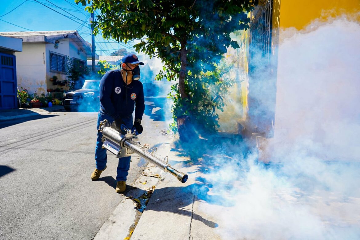 Alcalde Mario Durán beneficia a los habitantes de la residencial La Gloria con jornada de fumigación