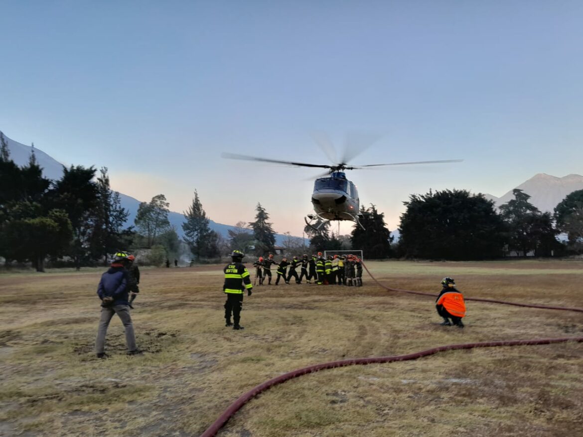 Instituciones de socorro continúan con las labores para controlar incendio en el Volcán de Agua, Guatemala