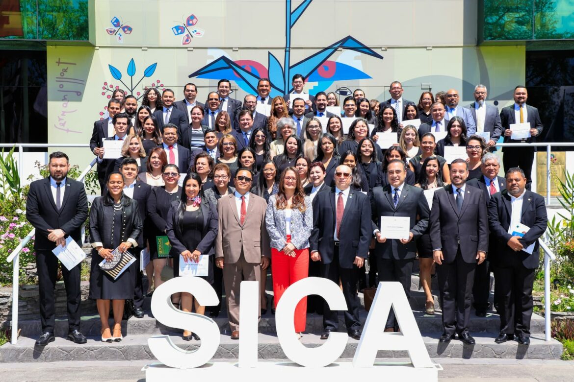 Gradúan a 135 estudiantes de la cuarta edición del Diplomado sobre el Sistema de la Integración Centroamericana, impulsado por la Vicepresidencia de la República