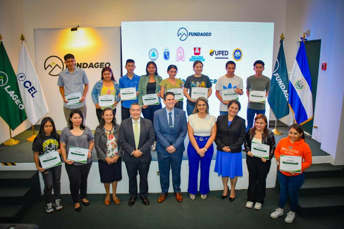 FUNDAGEO entregó más de 80 becas para carreras técnicas y universitarias, en Ahuachapán y Berlín
