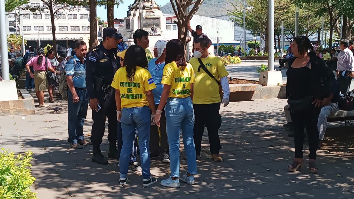 Un lesionado y un detenido tras pelea por un plato de comida en el parque Libertad