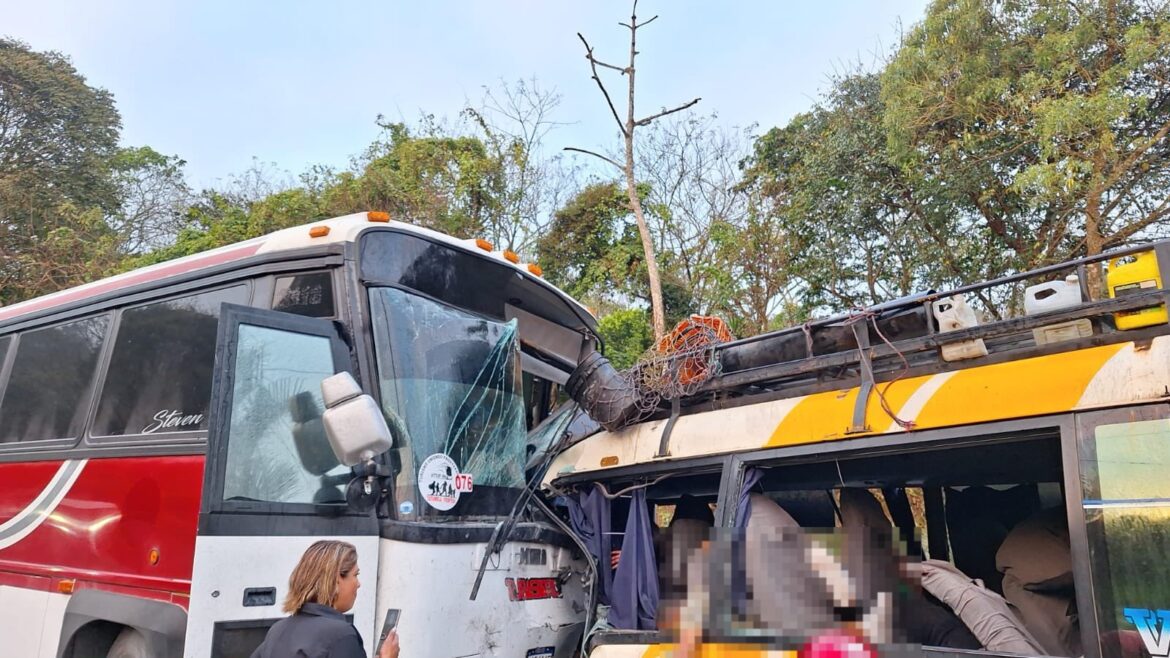 Al menos 17 personas murieron por choque de buses en Copán, Honduras