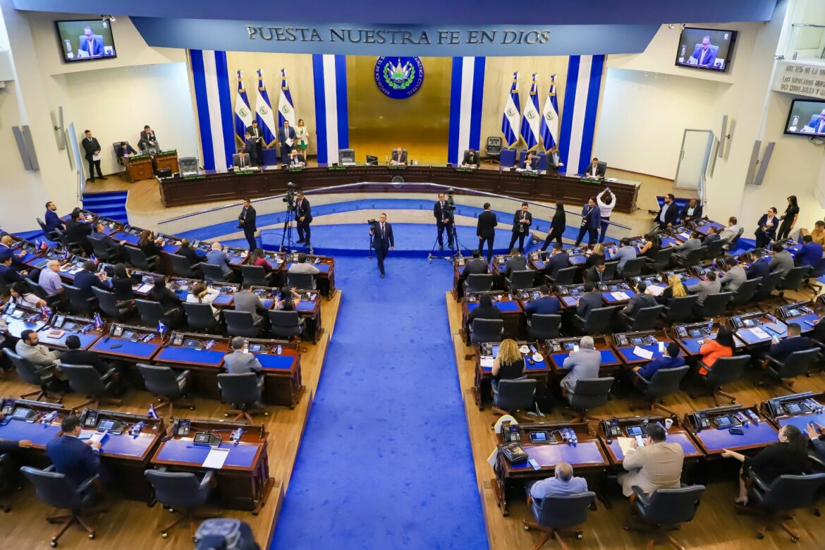25 estudiantes de Ahuachapán, La Libertad y La Unión serán beneficiados con el programa de Becas Bicentenario