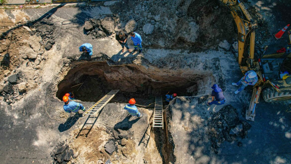 Pdte. de ANDA verifica trabajos de eliminación de una cárcava en la calle a Monserrat, tras colapso de tuberías de aguas residuales      