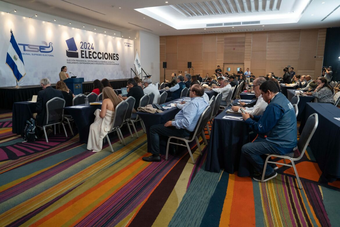 TSE realiza primera charla informativa de elecciones municipales dirigida a observadores internacionales