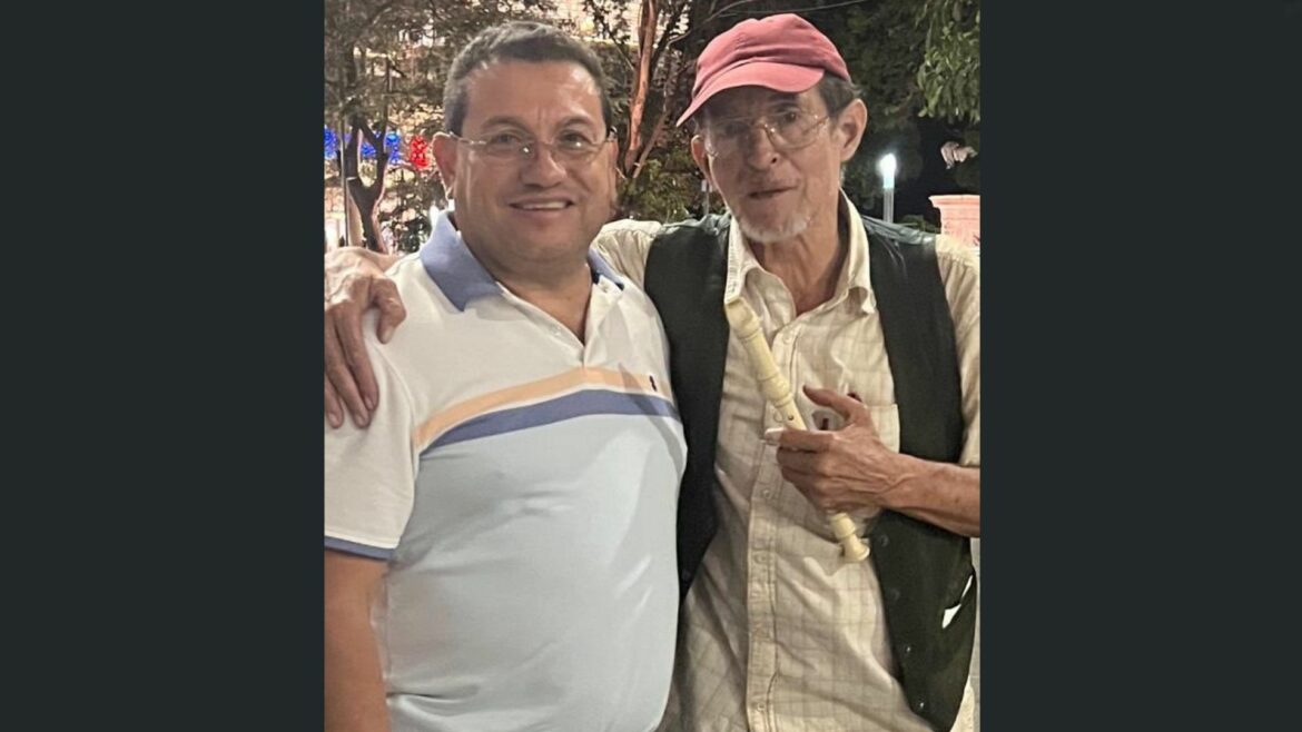 Rolando Castro conoce a artista en San Salvador: «Quisiera describir lo mucho que se merece…»