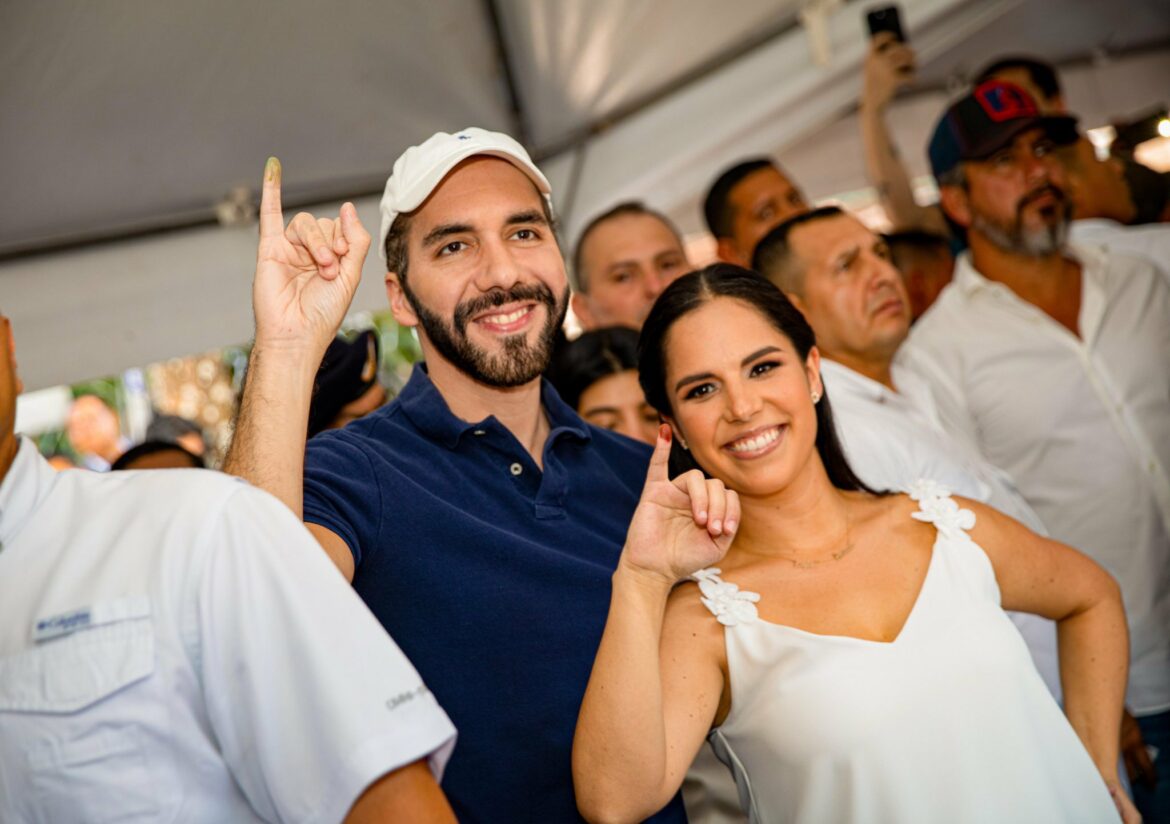 Presidente Bukele y la primera dama de la República emiten el voto en la avenida Olímpica, San Salvador