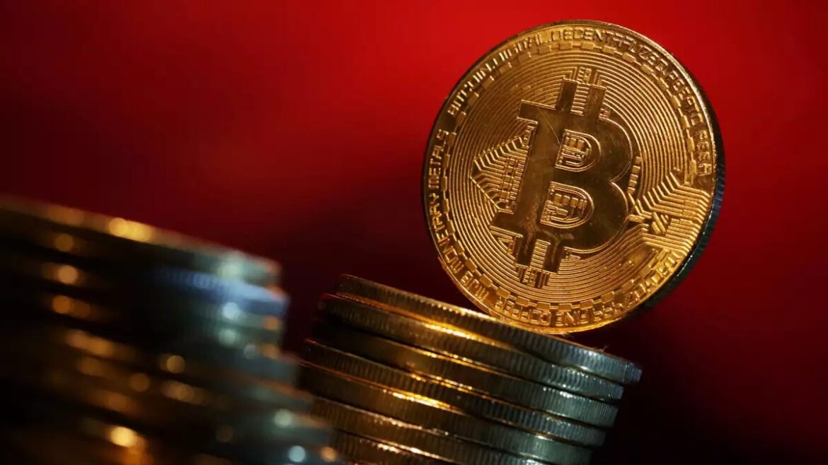 El bitcoin supera los 65,000 dólares y se acerca a su máximo histórico