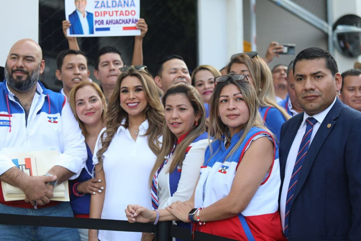 Marcela Villatoro invoca a Carlos Saade por no reconocer a tiempo que ella y Francisco Lira son la «voz de la oposición»