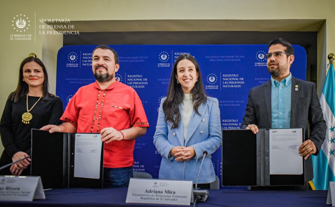 RNPN de El Salvador dona equipo tecnológico a Honduras