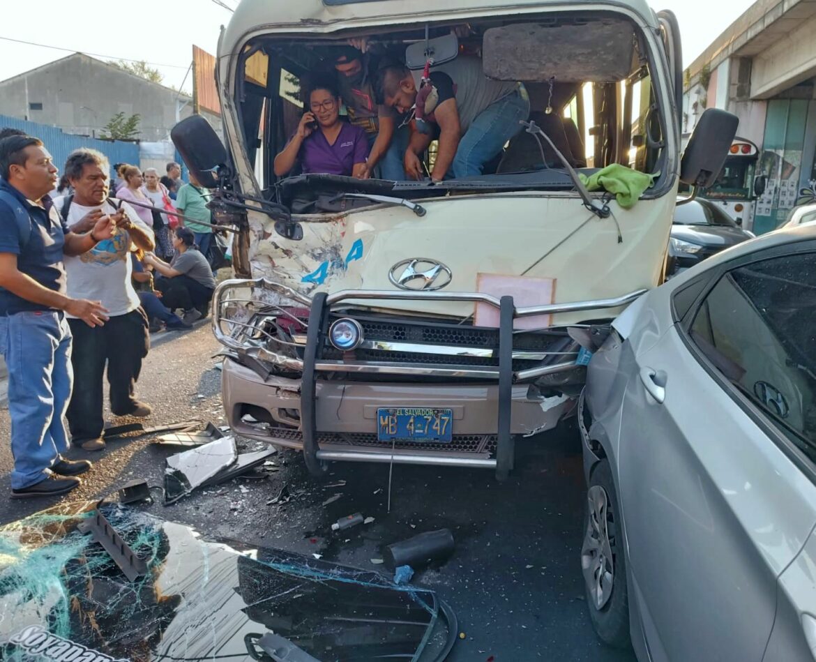 Varios lesionados tras choque entre tres vehículos y un microbús de la ruta 41A sobre el bulevar del Ejército
