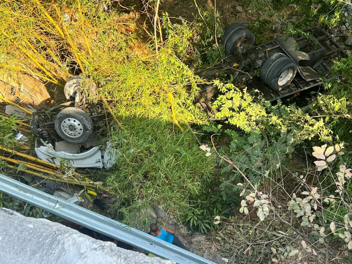 Pipa pierde el control y cae a un barranco en carretera al Puerto de La Libertad