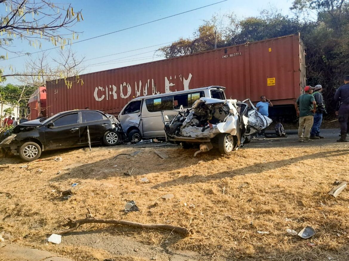 Aparatoso accidente vial en carretera Panamericana, entre los involucrados dos rastras y un camión policial