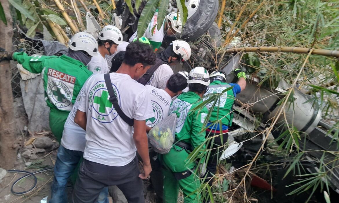 Un hombre murió tras caer con un camión en una quebrada en carretera al Puerto de La Libertad