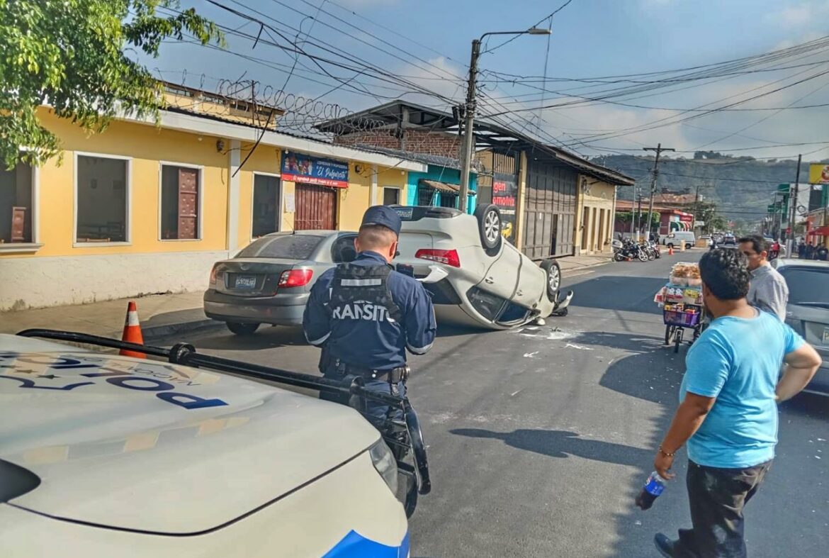 Carro volcó tras colisionar con otro en Santa Tecla