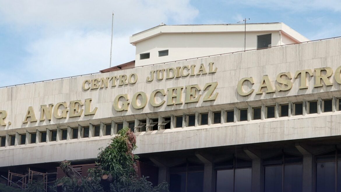 Detención para mujeres que habrían golpeado a una menor de edad para robarle