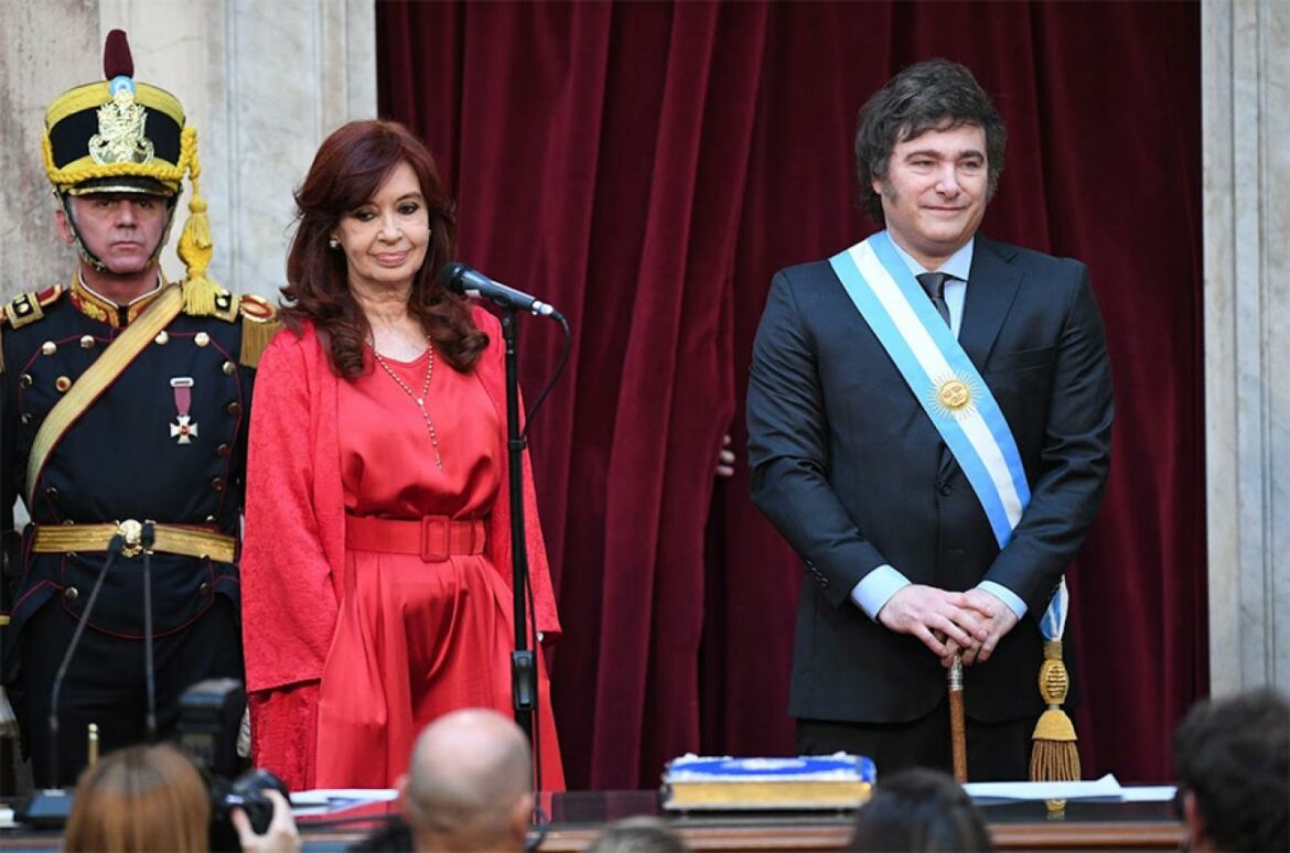 Duro cruce entre Milei y Cristina Kirchner por aumento de sueldos: “Quiero pensar que usted lee lo que firma”