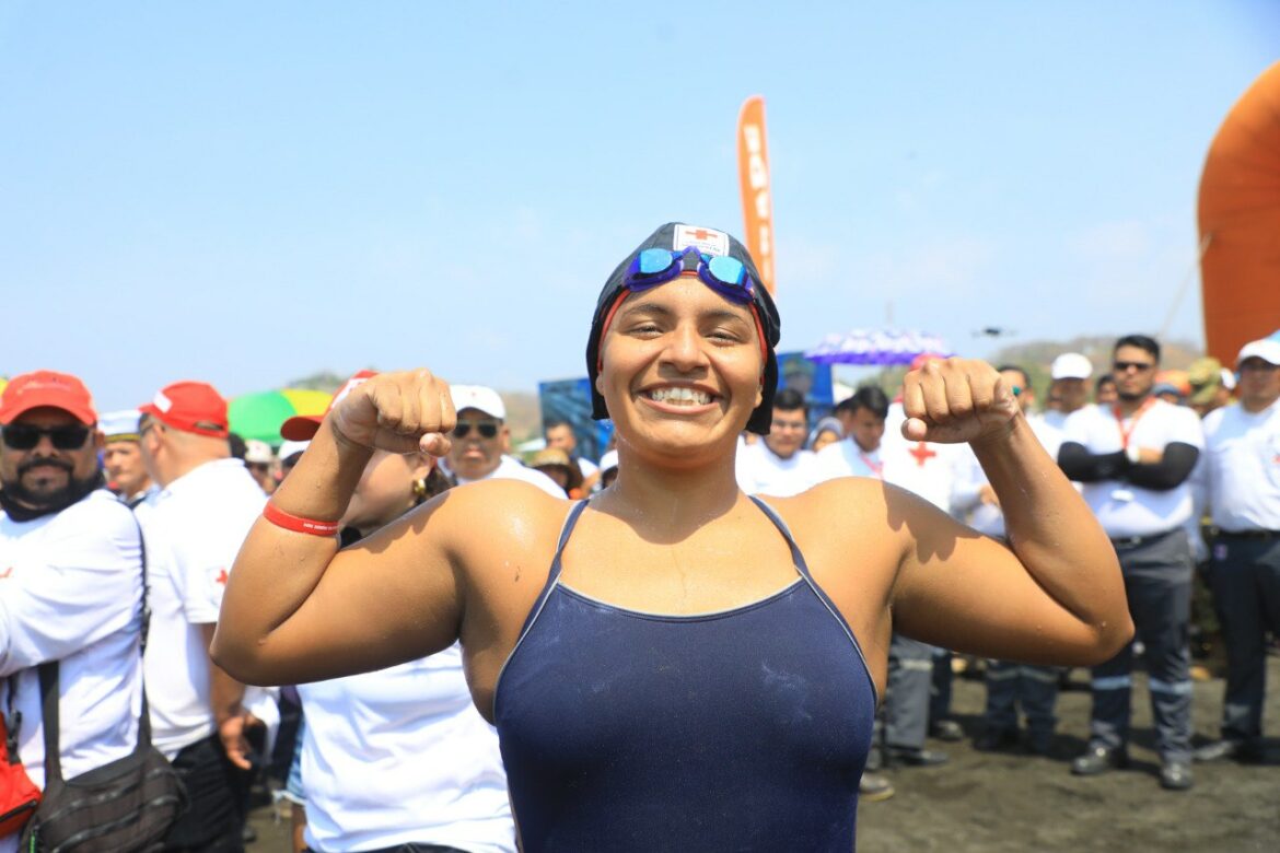 Nadadora Dayana Meléndez conquista «El Paso del Hombre»