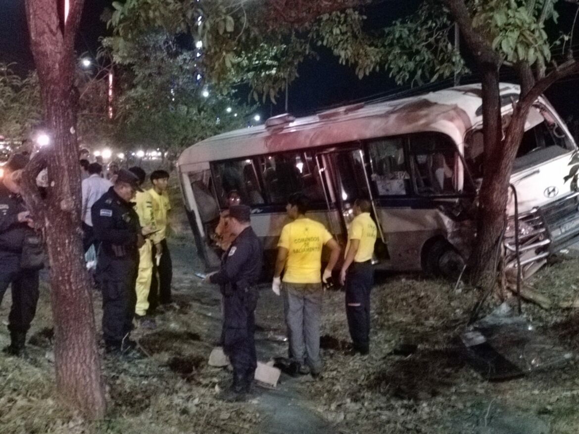 Varios feligreses heridos luego que el microbús en el que viajaban chocará contra un árbol por esquivar vehículo