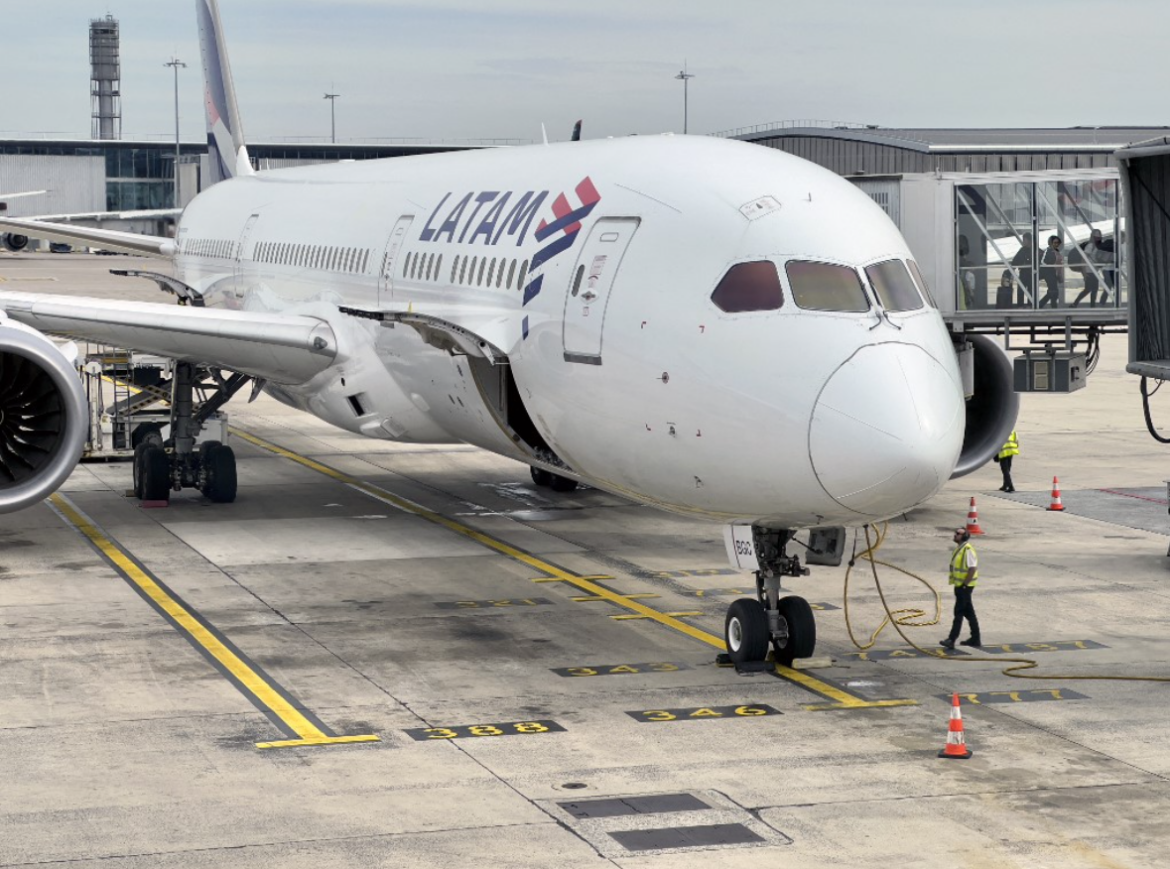 “Incidente técnico” en un avión que viajaba desde Sidney a Santiago de Chile: hay 50 heridos, uno de ellos de gravedad