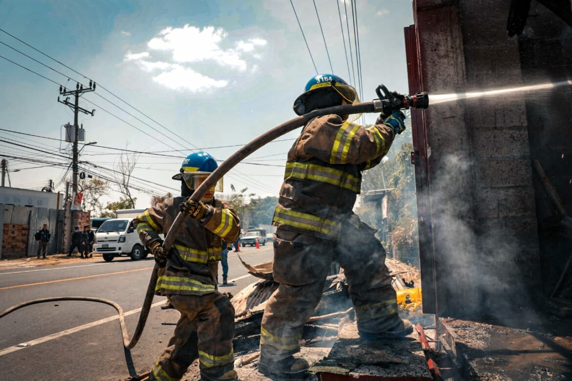 Rescatan a un menor de incendio en vivienda en Ilopango