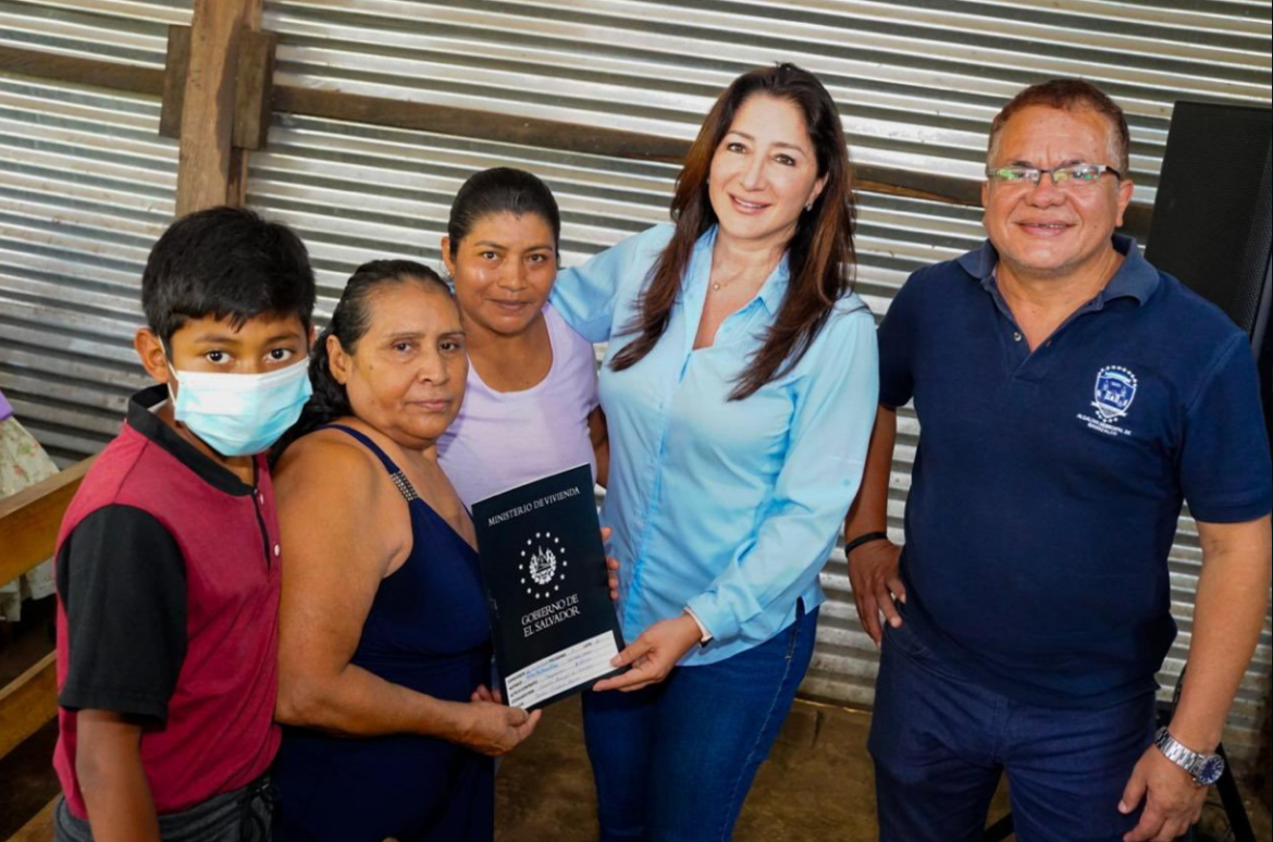 Ministerio de Vivienda entrega siete escrituras a familias de Nahuizalco