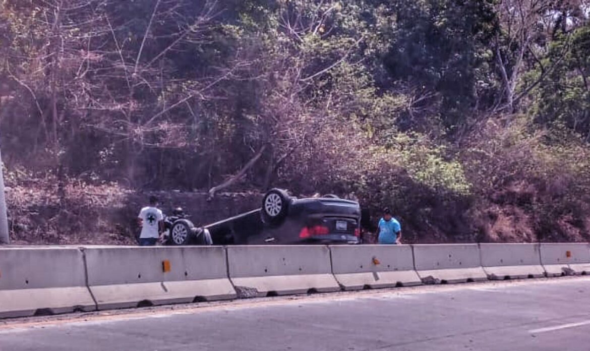 Vehículo vuelca en carretera hacia el Puerto de La Libertad
