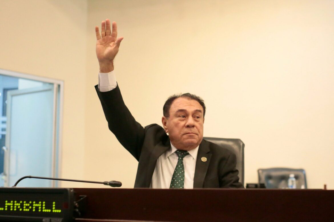Diputado Carballo comparte historia de su vida: «la pobreza no es un límite»