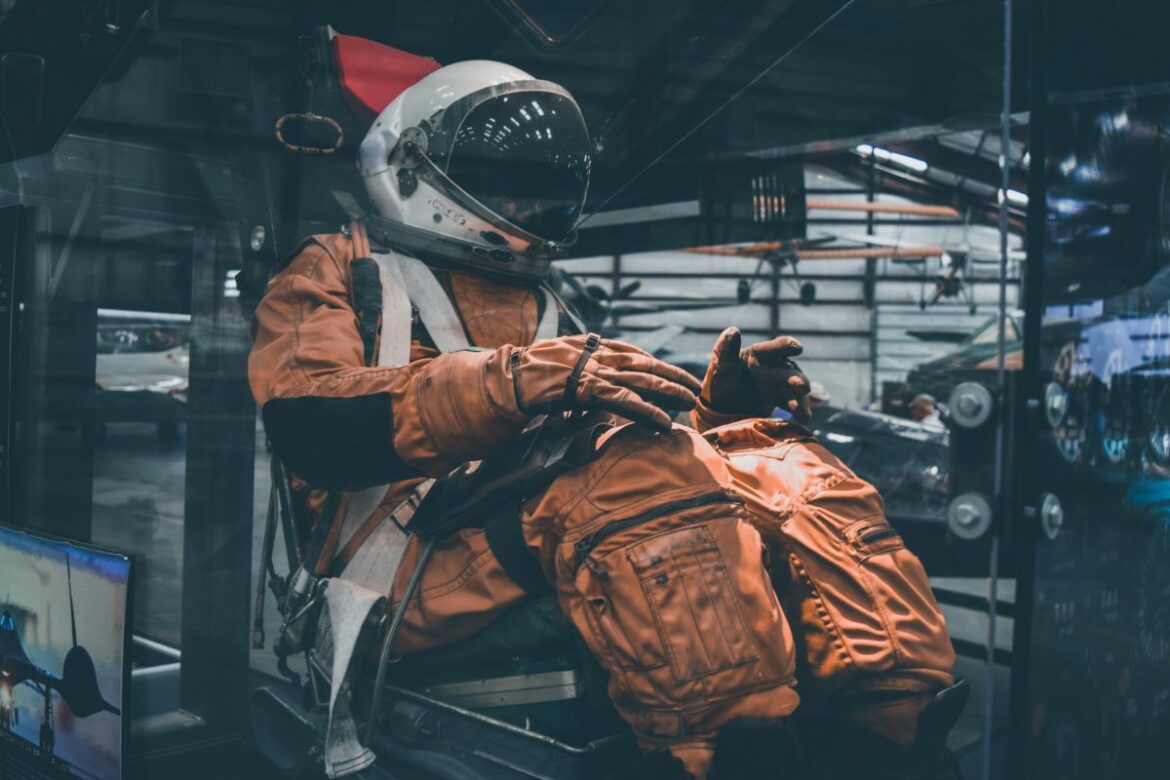 Por qué el traje de los astronautas es naranja (únicamente) durante el despegue