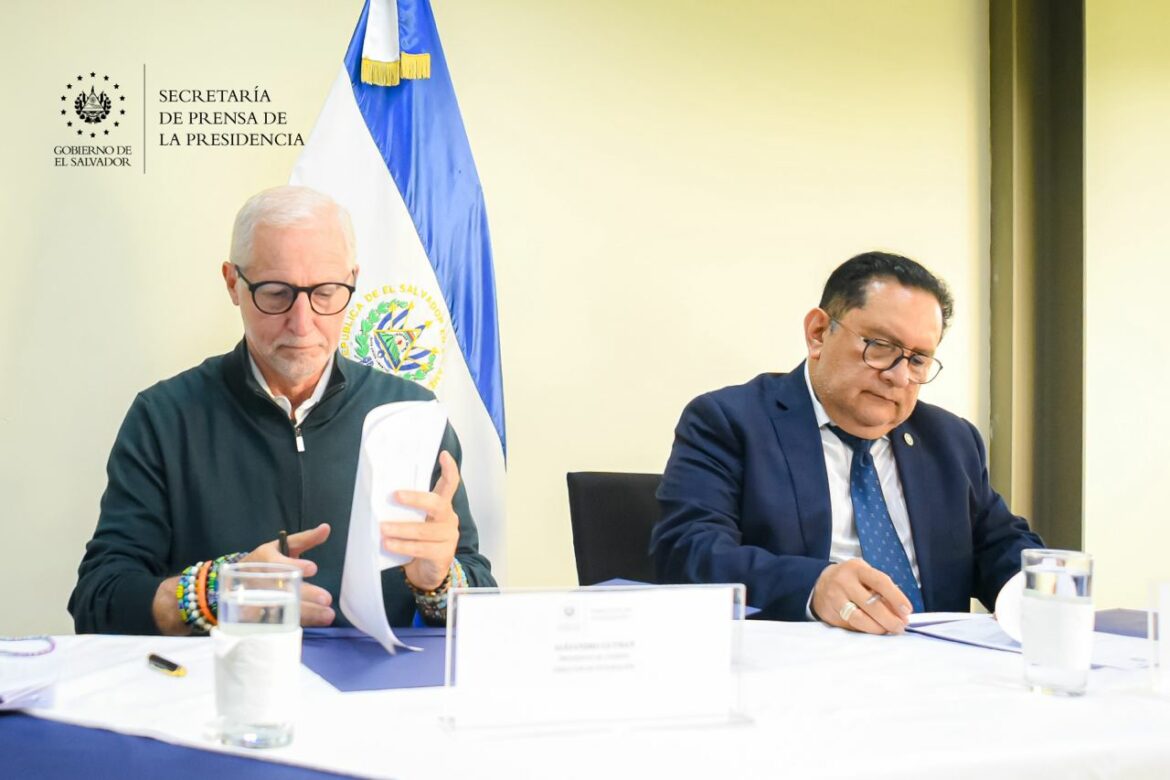 El presidente de la Dirección de Integración suscribe convenio para otorgar becas universitarias a jóvenes del oriente del país