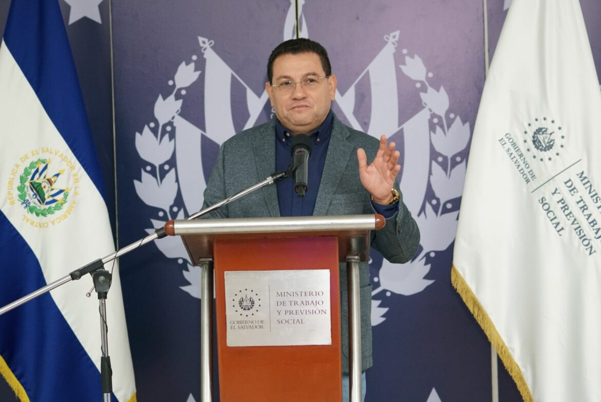 El ministro Castro ratificó que el Código de Trabajo se aplicará indistintamente, «sea quien sea», aunque tenga «sus costos»