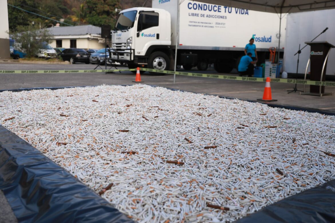 Autoridades destruyen más de 300,000 cigarrillos decomisados por ser comercializados ilegalmente