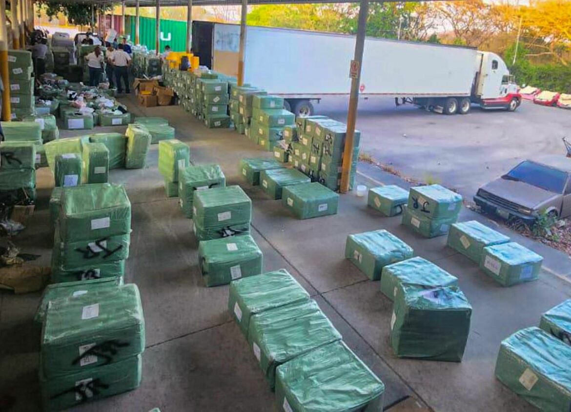 Confiscan más de $12 millones en zapatos y carteras durante operativo en el país, hay un detenido