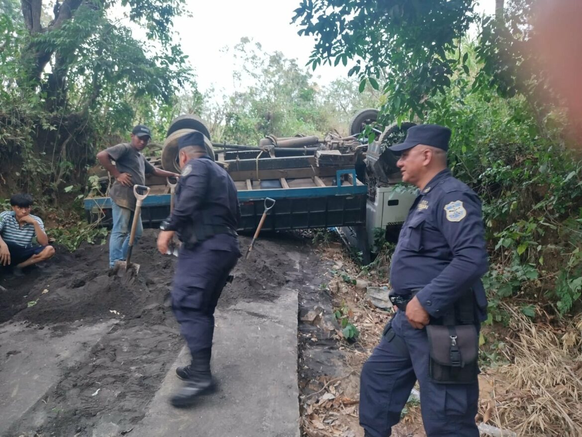 Camión que transportaba arena volcó en San Pedro Puxtla, Ahuachapán