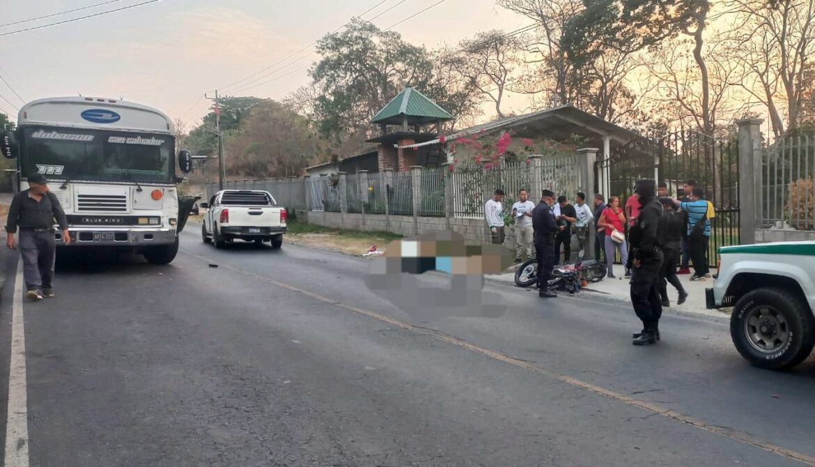 Muere motociclista tras ser embestido por un bus en carretera hacia Ilobasco