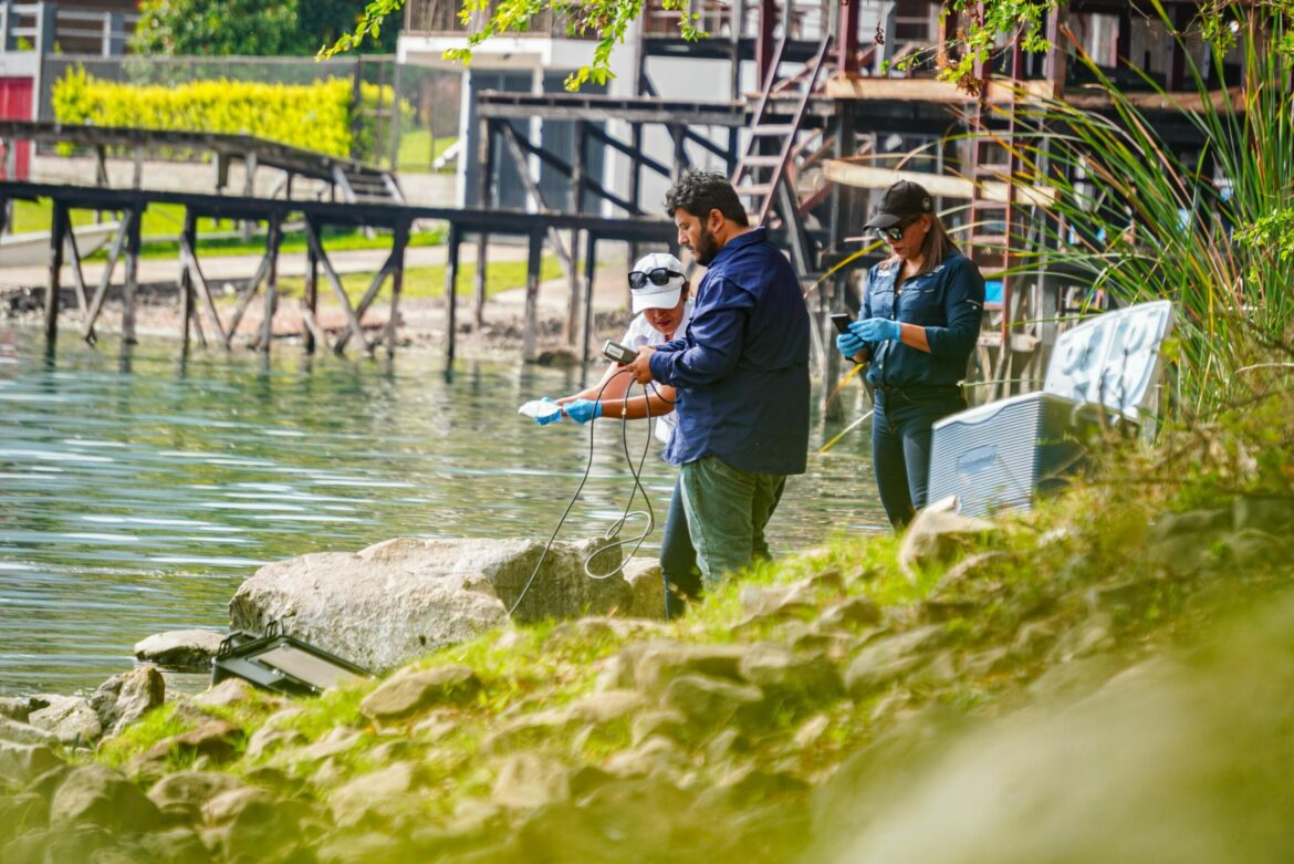 MARN toma muestras de agua en lago de Coatepeque para evaluar su calidad