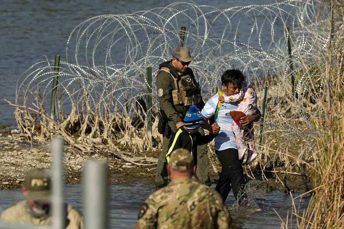 La Corte Suprema suspende indefinidamente la polémica ley de inmigración de Texas