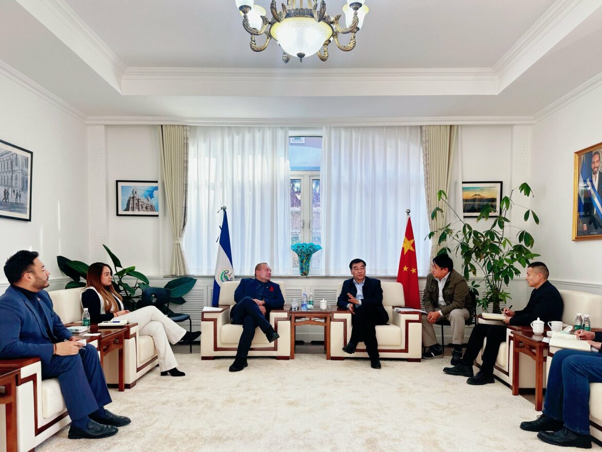 Embajador en China sostiene reuniones con empresa encargada de la construcción de planta potabilizadora de Ilopango